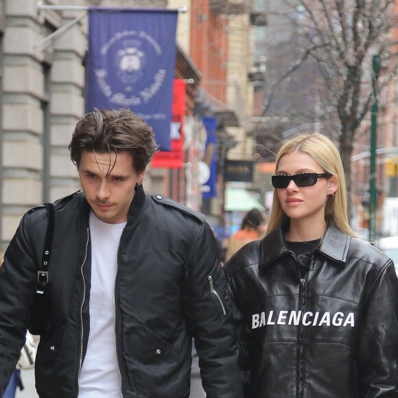 Brooklyn Beckham et sa petite amie Nicola Peltz, tous deux habillés de vestes noires et de jeans bleus, se baladent main dans la main à New York. Le 11 mars 2020.