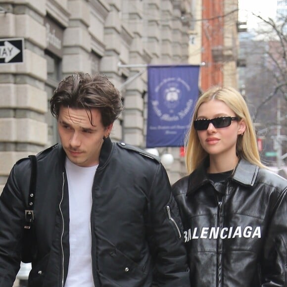 Brooklyn Beckham et sa petite amie Nicola Peltz, tous deux habillés de vestes noires et de jeans bleus, se baladent main dans la main à New York. Le 11 mars 2020.