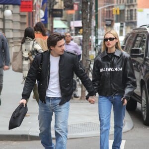 Brooklyn Beckham et sa petite amie Nicola Peltz, tous deux habillés de vestes noires et de jeans bleus, se baladent main dans la main à New York. Le 11 mars 2020.