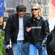 Brooklyn Beckham et sa petite amie Nicola Peltz, tous deux habillés de vestes noires et de jeans bleus, se baladent main dans la main à New York. Le 11 mars 2020.