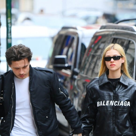 Brooklyn Beckham et sa petite amie Nicola Peltz, tous deux habillés de vestes noires et de jeans bleus, se baladent main dans la main à New York. Le 11 mars 2020.