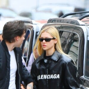 Brooklyn Beckham et sa petite amie Nicola Peltz, tous deux habillés de vestes noires et de jeans bleus, se baladent main dans la main à New York. Le 11 mars 2020.