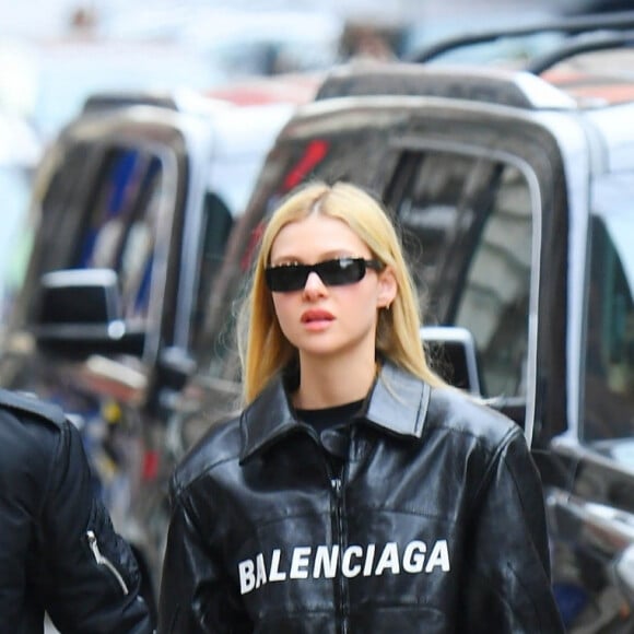 Brooklyn Beckham et sa petite amie Nicola Peltz, tous deux habillés de vestes noires et de jeans bleus, se baladent main dans la main à New York. Le 11 mars 2020.