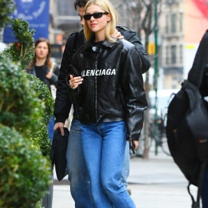 Brooklyn Beckham et sa petite amie Nicola Peltz, tous deux habillés de vestes noires et de jeans bleus, se baladent main dans la main à New York. Le 11 mars 2020.