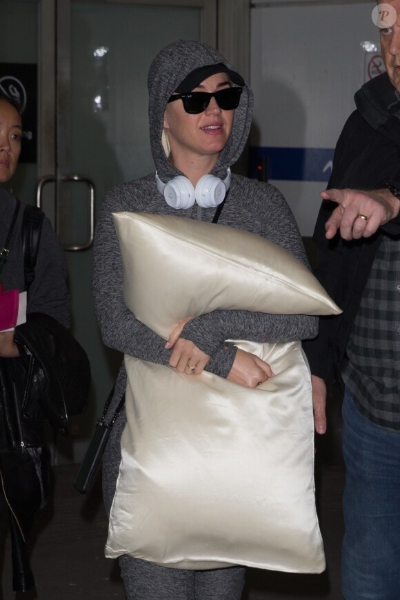 Exclusif - Katy Perry, enceinte de son premier enfant, se couvre le ventre avec un oreiller à son arrivée à Melbourne le 6 mars 2020.