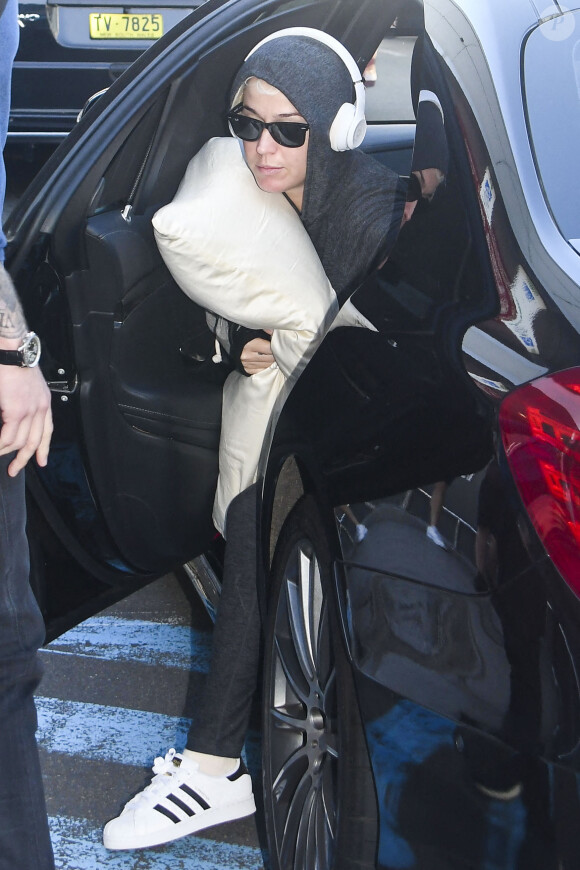 Katy Perry, enceinte, quitte l'Australie précipitamment par crainte du coronavirus, le 13 mars 2020 à Sydney.