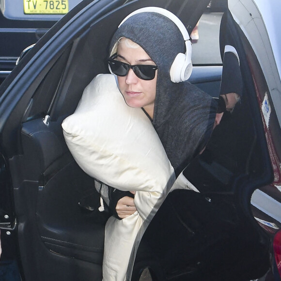 Katy Perry, enceinte, quitte l'Australie précipitamment par crainte du coronavirus, le 13 mars 2020 à Sydney.