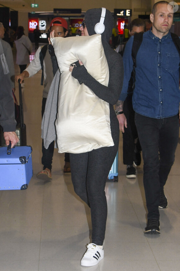 Katy Perry, enceinte, quitte l'Australie précipitamment par crainte du coronavirus, le 13 mars 2020 à Sydney.