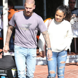 Matt Pokora et sa compagne Christina Milian se baladent avec leur fils Isaiah dans le quartier de West Hollywood à Los Angeles. La petite famille est allée déjeuner chez Fred Segal. Le 11 février 2020.