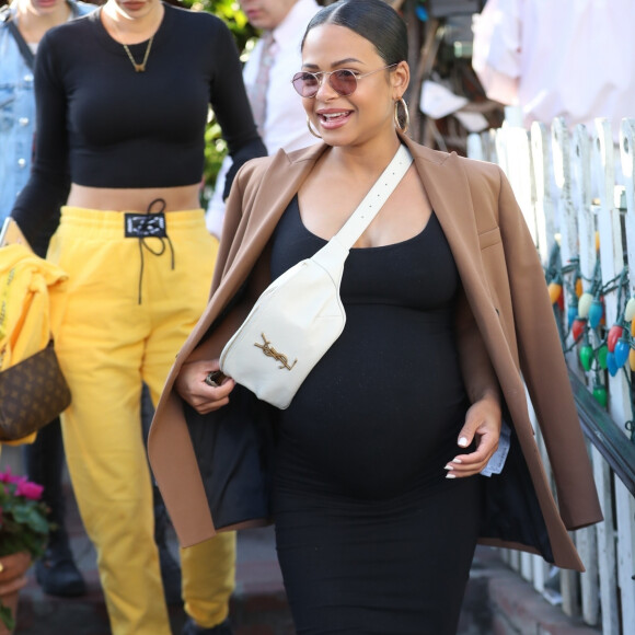 Christina Milian enceinte a déjeuné avec son amie Nicole Williams au restaurant Ivy à los Angeles le 14 janvier 2020.