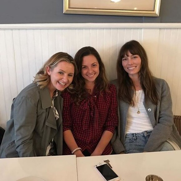 Beverley Mitchell, Mackenzie Rosman et Jessica Biel posent ensemble sur Instagram le 9 février 2017.