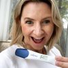 Beverley Mitchell annonce sa grossesse sur Instagram. Le 17 mars 2020.
