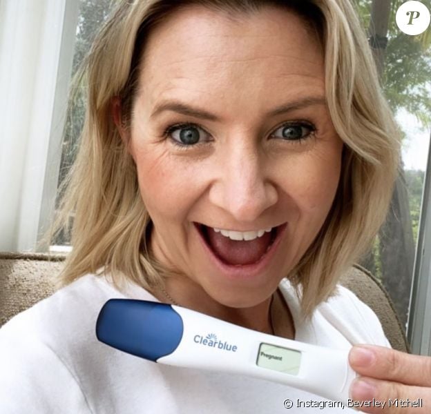 Beverley Mitchell annonce sa grossesse sur Instagram. Le 17 mars 2020.