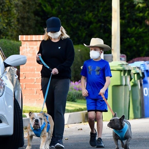 Exclusif - Reese Witherspoon et son fils Tennessee James, tous deux équipés de masques de protection, promènent leurs chiens près de leur maison à Los Angeles, pendant le confinement dû au coronavirus (Covid-19), le 13 avril 2020. Merci de flouter le visage de l'enfant avant parution.  Exclusive - Reese Witherspoon steps out with her son Tennessee both wearing masks to take the dogs out for a walk. Tennessee wore a cute cowboy hat for their casual stroll near their Brentwood home. Los Angeles. April 13, 2020. Please pixelate child's face prior to publication.13/04/2020 - Los Angeles