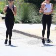 Exclusif - Reese Witherspoon et sa fille Ava Elizabeth Phillippe font leur jogging dans leur quartier résidentiel Los Angeles,le 11 avril 2020. Merci de flouter le visage des enfants avant publication Reese Witherspoon and her daughter Ava go for a jog in the Palisades, CA. The duo look great as they try to stay healthy during the stay at home decree.11/04/2020 - Los Angeles