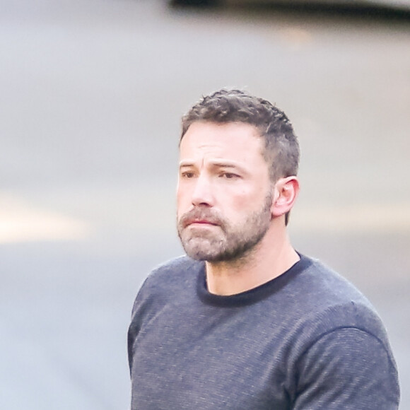 Après avoir passé du temps avec sa nouvelle compagne, Ben Affleck, qui a l'air en pleine forme arrive pour retrouver ses enfants à Brentwood.Los Angeles le 17 mars 2020.