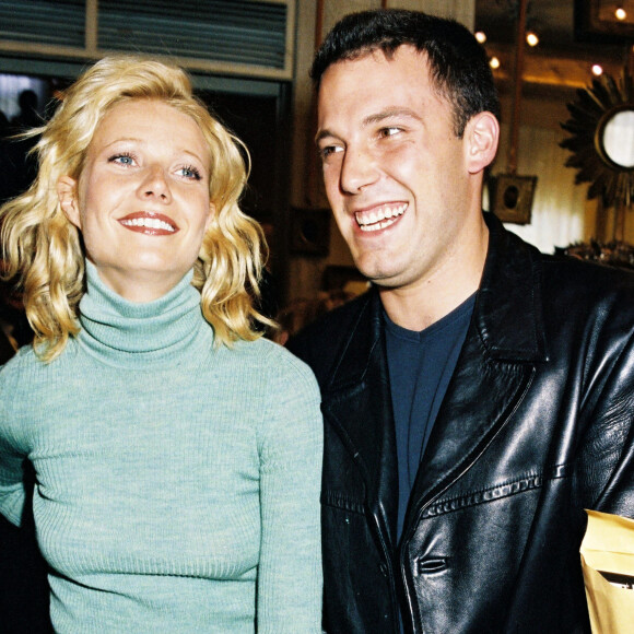 Gwyneth Paltrow et Ben Affleck en 1998 à Paris.