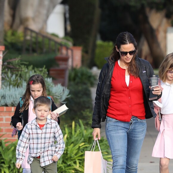 Jennifer Garner avec ses enfants Violet, Seraphina et Samuel à Los Angeles le 14 février 2017