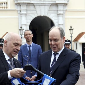 Exclusif - Le prince Albert II de Monaco lors de la présentation de l'Unité de Prévention du cadre de Vie sur la place du palais princier à Monaco le 13 mars 2020. © Jean-François Ottonello / Nice Matin /Bestimage