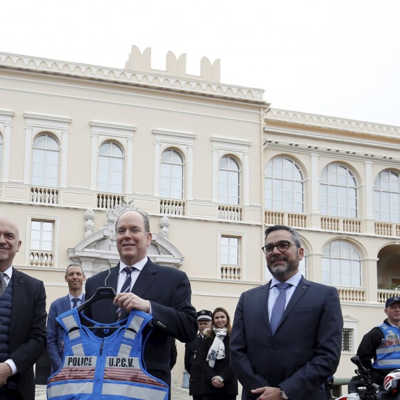 Exclusif - Le prince Albert II de Monaco lors de la présentation de l'Unité de Prévention du cadre de Vie sur la place du palais princier à Monaco le 13 mars 2020. © Jean-François Ottonello / Nice Matin /Bestimage