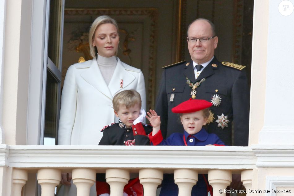 La princesse Charlene et le prince Albert II de Monaco, leurs enfants le prince Jacques et la princesse Gabriella - La famille princière de Monaco au balcon du palais lors de la Fête nationale monégasque à Monaco. Le 19 novembre 2019 © Dominique Jacovides / Bestimage