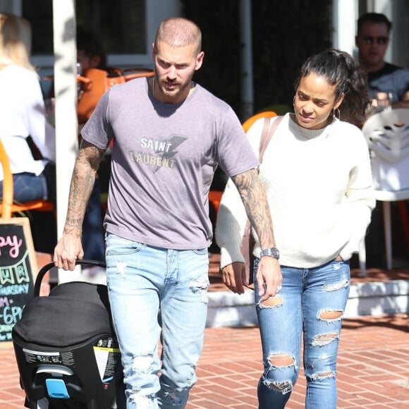 Matt Pokora et sa compagne Christina Milian se baladent avec leur fils Isaiah dans le quartier de West Hollywood à Los Angeles. Le 11 février 2020.