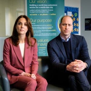 Le prince William, duc de Cambridge, et Catherine (Kate) Middleton, duchesse de Cambridge, visite à la salle de contrôle du London Ambulance Service 111 à Croydon pour rencontrer le personnel ambulancier et les 111 gestionnaires d'appels qui ont pris les appels NHS 111 du public, et les remercier pour le travail vital qu'ils font. Epidémie de Coronavirus (Covid-19) - Londres, le 19 mars 2020. ©Kensington Palace of the Duke and Duchess of Cambridge via Bestimage