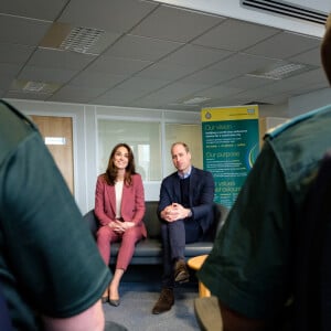 Le prince William, duc de Cambridge, et Catherine (Kate) Middleton, duchesse de Cambridge, visite à la salle de contrôle du London Ambulance Service 111 à Croydon pour rencontrer le personnel ambulancier et les 111 gestionnaires d'appels qui ont pris les appels NHS 111 du public, et les remercier pour le travail vital qu'ils font. Epidémie de Coronavirus (Covid-19) - Londres, le 19 mars 2020. ©Kensington Palace of the Duke and Duchess of Cambridge via Bestimage