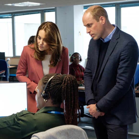 Le prince William, duc de Cambridge, et Catherine (Kate) Middleton, duchesse de Cambridge, visite à la salle de contrôle du London Ambulance Service 111 à Croydon pour rencontrer le personnel ambulancier et les 111 gestionnaires d'appels qui ont pris les appels NHS 111 du public, et les remercier pour le travail vital qu'ils font. Epidémie de Coronavirus (Covid-19) - Londres, le 19 mars 2020. ©Kensington Palace of the Duke and Duchess of Cambridge via Bestimage