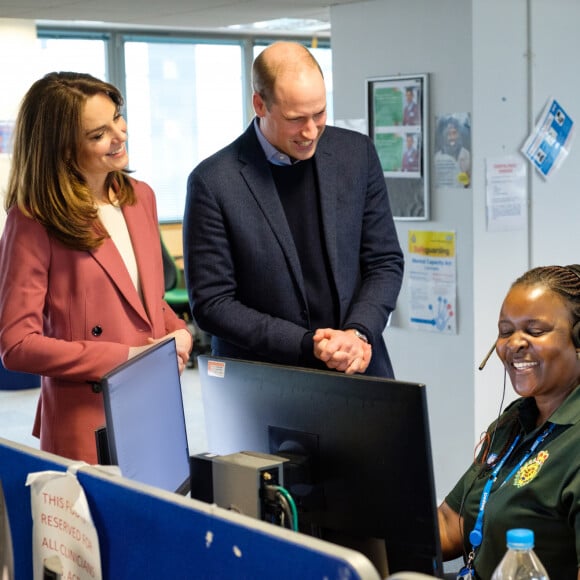 Le prince William, duc de Cambridge, et Catherine (Kate) Middleton, duchesse de Cambridge, visite à la salle de contrôle du London Ambulance Service 111 à Croydon pour rencontrer le personnel ambulancier et les 111 gestionnaires d'appels qui ont pris les appels NHS 111 du public, et les remercier pour le travail vital qu'ils font. Epidémie de Coronavirus (Covid-19) - Londres, le 19 mars 2020. ©Kensington Palace of the Duke and Duchess of Cambridge via Bestimage