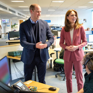 Le prince William, duc de Cambridge, et Catherine (Kate) Middleton, duchesse de Cambridge, visite à la salle de contrôle du London Ambulance Service 111 à Croydon pour rencontrer le personnel ambulancier et les 111 gestionnaires d'appels qui ont pris les appels NHS 111 du public, et les remercier pour le travail vital qu'ils font. Epidémie de Coronavirus (Covid-19) - Londres, le 19 mars 2020. ©Kensington Palace of the Duke and Duchess of Cambridge via Bestimage