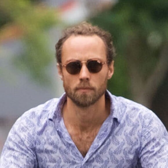 Exclusif - James Middleton et son petit chien se baladent en vélo-cargo à Londres, le 5 juin 2019.