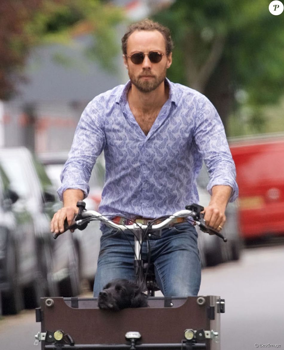 Exclusif - James Middleton et son petit chien se baladent en vélo-cargo à Londres, le 5 juin 2019.
