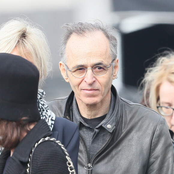 Muriel Bailleul, Maxime Le Forestier, Maryse Gildas et Jean-Jacques Goldman lors des obsèques de Véronique Colucci au cimetière communal de Montrouge, le 12 avril 2018.