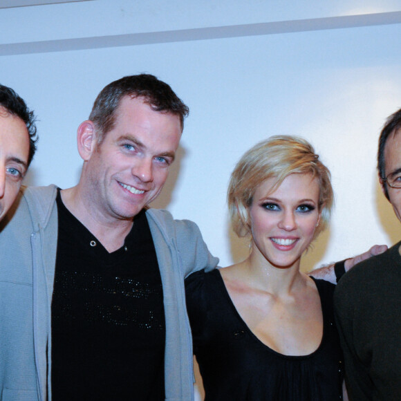 Gad Elmaleh, Garou, Lorie Pester et Jean-Jacques Goldman dans la loge de Lorie pour la dernière date de sa tournée en 2008 au Dôme de Marseille.