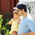 Exclusif - Adam Rodriguez, de la série "Les Experts : Miami", se promène avec sa fille Frankie dans les rues de Brentwood. Le 26 juillet 2015.