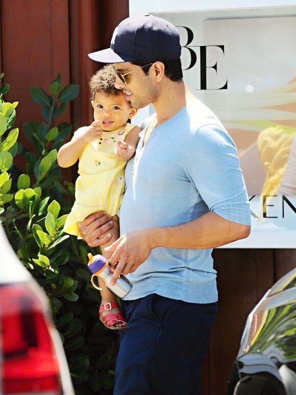 Exclusif - Adam Rodriguez, de la série "Les Experts : Miami", se promène avec sa fille Frankie dans les rues de Brentwood. Le 26 juillet 2015.