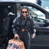 Kim Kardashian prend son petit déjeuner au Palais De Tokyo à Paris avec la femme de R.Owens, Michèle Lamy, avant de rejoindre son hôtel, Le Ritz à Paris, le 3 mars 2020. Elle porte un sac à main Birkin de Hermès customs par George Condo.