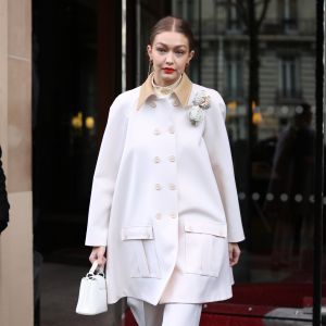 Gigi Hadid, entièrement habillée en Louis Vuitton (collection printemps-été 2020 et sac Capucines) à la sortie de l'hôtel Royal Monceau à Paris le 27 février 2020.