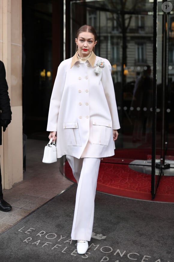 Gigi Hadid, entièrement habillée en Louis Vuitton (collection printemps-été 2020 et sac Capucines) à la sortie de l'hôtel Royal Monceau à Paris le 27 février 2020.