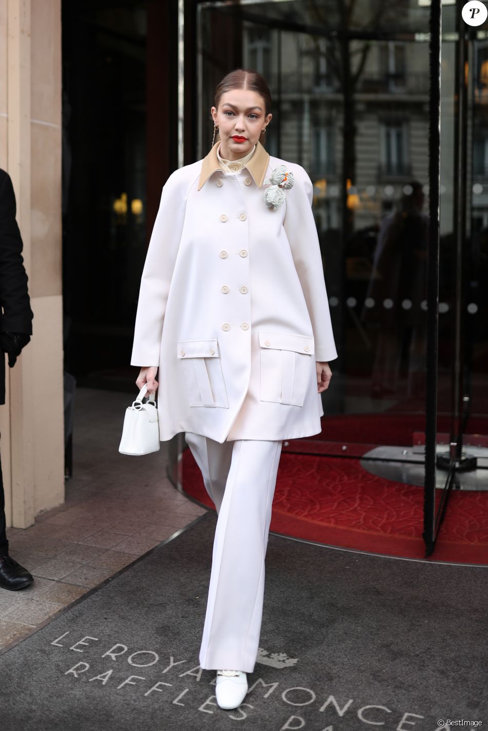 Gigi Hadid, entièrement habillée en Louis Vuitton (collection printemps-été 2020 et sac ...