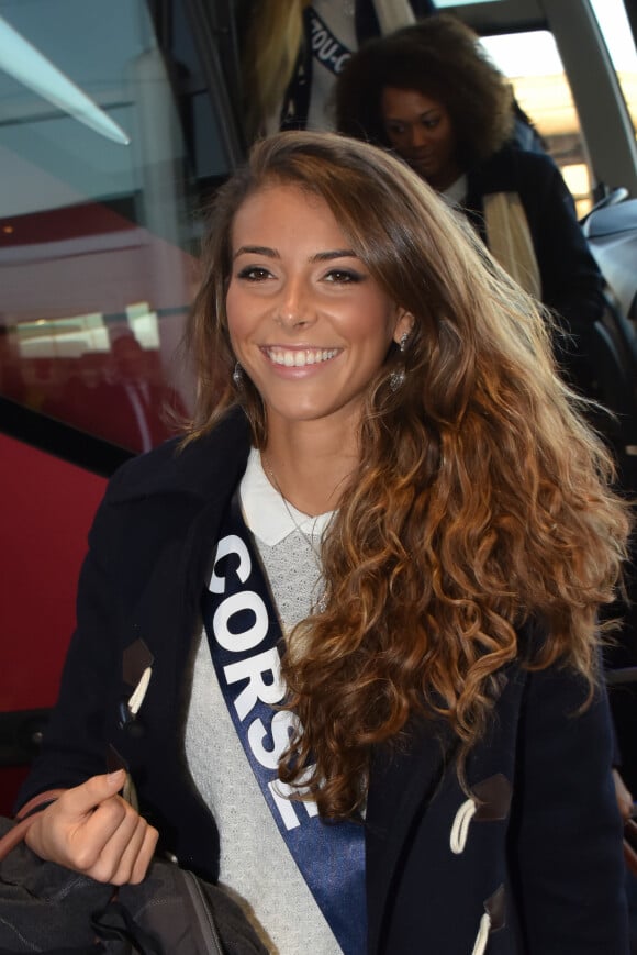 Eva Colas (Miss Corse 2017) arrive à l'aéroport de Paris-Charles-de-Gaulle (CDG) avec les 30 candidates à l'élection Miss France 2018. Les 30 candidates prennent un vol pour Los Angeles. Paris, le 19 novembre 2017.