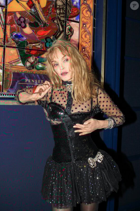 Arielle Dombasle lors du vernissage de l'exposition consacrée à l'oeuvre et l'imaginaire de Christian Louboutin "l'Exhibitionniste' (L'Exibition[niste]) au Palais de la Porte Dorée, à Paris, France, le 24 février 2020. © Philippe Baldini/Bestimage