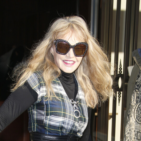 Arielle Dombasle - Arrivées au défilé de mode Haute-Couture printemps-été 2020 "Alexis Mabille" à Paris. Le 21 janvier 2020 © Christophe Aubert via Bestimage