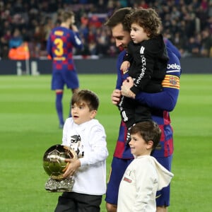 Lionel Messi pose avec son sixième Ballon d'Or et ses fils Thiago, Mateo et Ciro, avant le match de La Liga qui oppose Barcelone à Majorque, au Stade Camp Nou à Barcelone, le 7 décembre 2019.