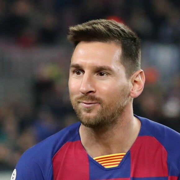 Lionel Messi pose avec son sixième Ballon d'Or et ses fils Thiago, Mateo et Ciro, avant le match de La Liga qui oppose Barcelone à Majorque, au Stade Camp Nou à Barcelone, le 7 décembre 2019.