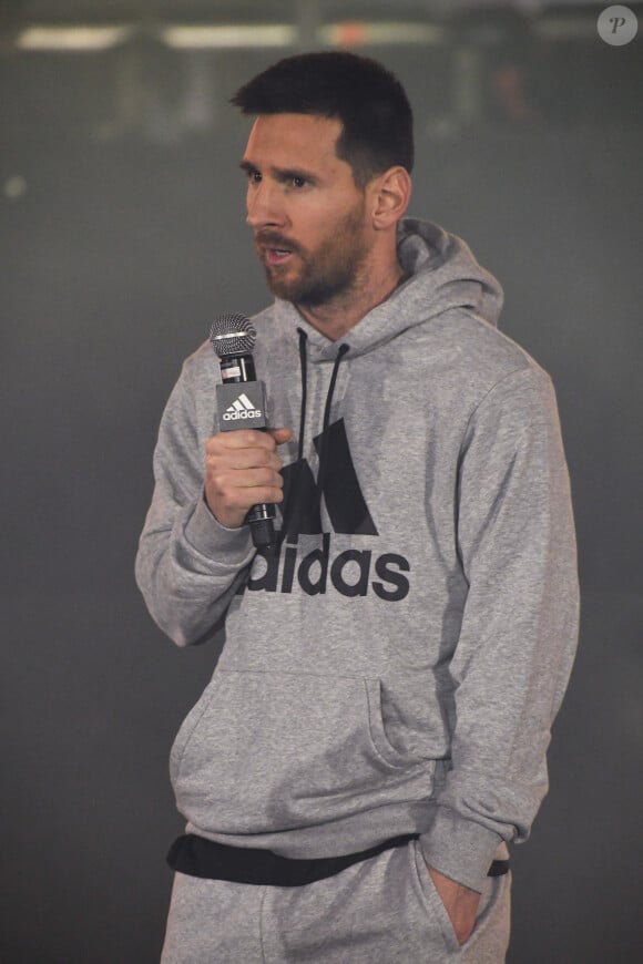 Lionel Messi, récemment lauréat d'un sixième ballon d'or, présente sa nouvelle paire de chaussures de football Adidas à Barcelone, le 11 décembre 2019.