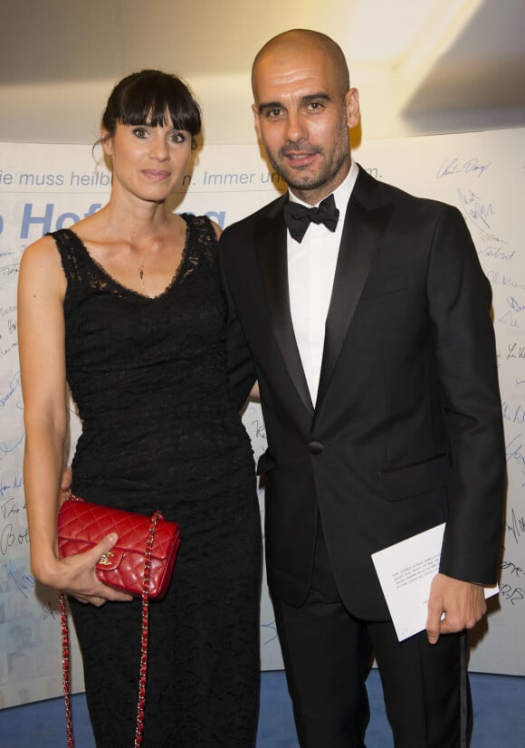 Pep Guardiola et sa femme Christina Serra lors de la cérémonie de remise des "Care-for-Rare Science Awards 2014" à Munich, le 13 novembre 2014.