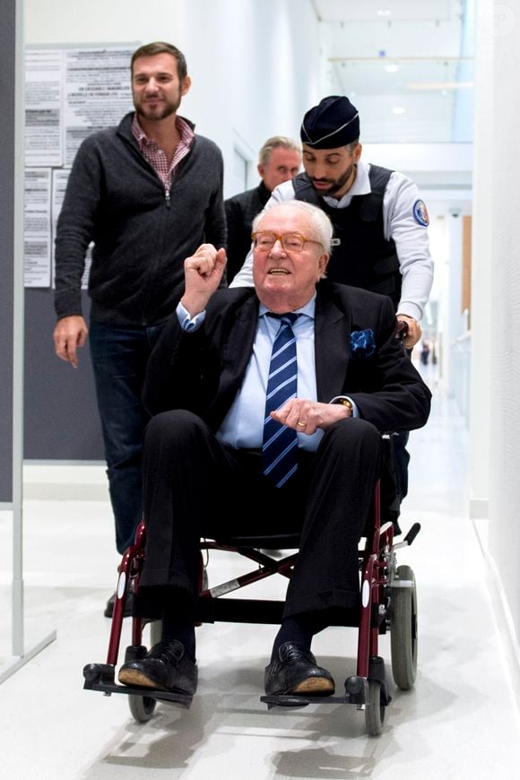 Jean-Marie Le Pen, ancien président du Front National, arrive en fauteuil roulant dans la salle d'audience 4.22 du tribunal de Paris le 9 octobre 2019. © JB Autissier / Panoramic / Bestimage