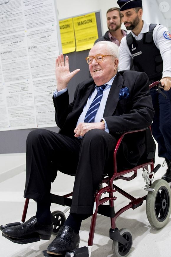 Jean-Marie Le Pen, ancien président du Front National, arrive en fauteuil roulant dans la salle d'audience 4.22 du tribunal de Paris le 9 octobre 2019. © JB Autissier / Panoramic / Bestimage  Jean-Marie Le Pen, former President of the National Front, arrives in a wheelchair in Room 4.22 of the Paris Court on 9 October 2019.09/10/2019 - Paris